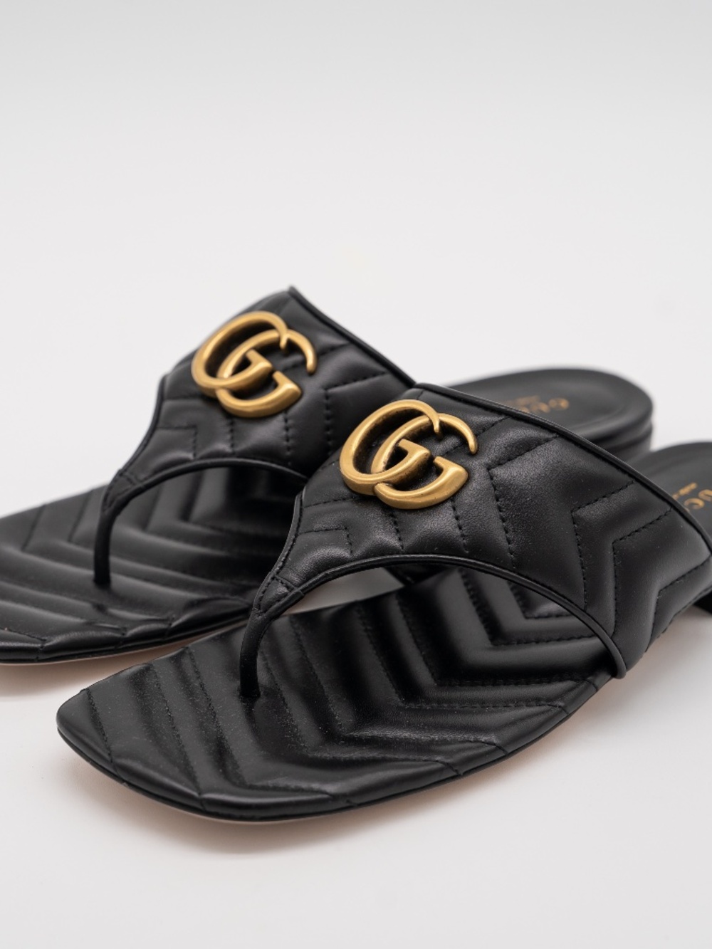 Gucci Thong Flat Sandals Black GG Padded Leather Women's size 38.5 8.5 US